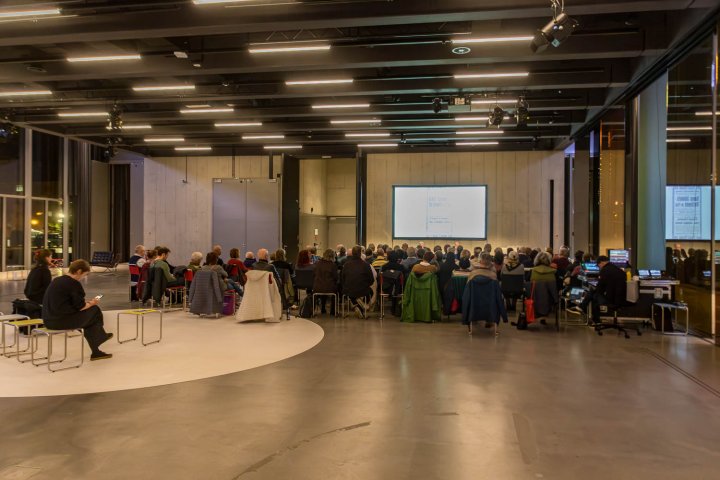 Die im Januar 2025 gestartete Lesereihe zum Jubiläum „100 Jahre Bauhaus in Dessau“ wird im Jahr 2026 in veränderter Form fortgesetzt. Jeweils zwei von drei Lesungen kehren die Perspektive in „Das Bauhaus kommt in die Stadt“ um, die dritte und letzten Lesung im Quartal nimmt dann wieder die chronologische Form auf und stellt wichtige und interessante Ereignisse in „Dessau 1926“ in den Mittelpunkt. Dies ist bei der September-Lesung wieder der Fall. Die Lesung findet am 29. September 2026, 18.00 Uhr, im Bauhaus Museum Dessau, Mies-van-der-Rohe-Platz 1 statt.