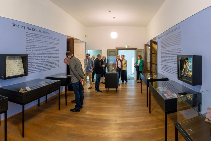 Am 12.6.2026 wurde die Ausstellung _Bibliomania – Sachsen Anhalts Künstlerbücher_ in Köthen eröffnet. Gezeigt werden dort bis zum 9.8.2026 Highlights der Sammlung, die sich normalerweise im Depot der Anhaltischen Landesbücherei Dessau befinden.