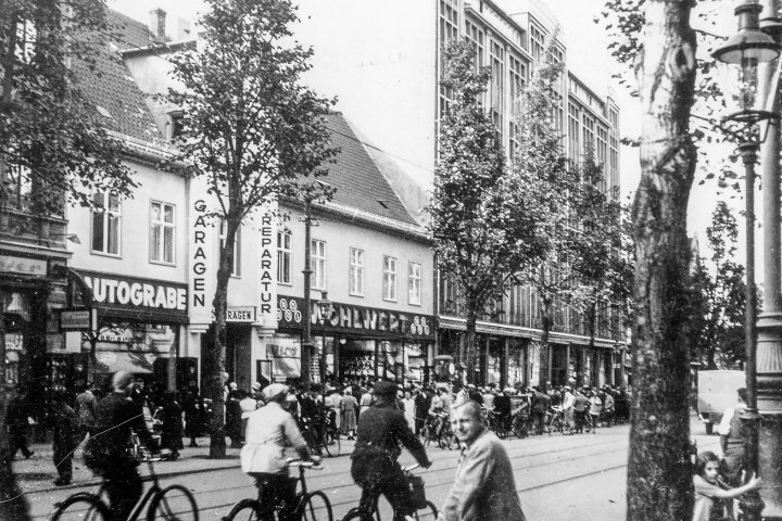 Die im Januar 2025 gestartete Lesereihe zum Jubiläum „100 Jahre Bauhaus in Dessau“ wird im Jahr 2026 in veränderter Form fortgesetzt. Im zweiten Jubiläumsjahr kehrt sich die Perspektive um: Nach „Das Bauhaus kommt in die Stadt“ mit ihrem chronologischen Blick auf „Dessau 1925“ wird der Fokus diesmal gedreht und auf „Die Welt kommt ans Bauhaus“ gerichtet.