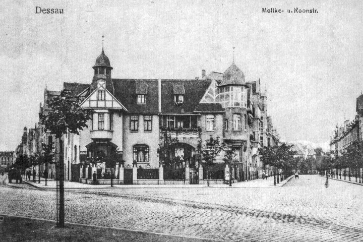 Die im Januar 2025 gestartete Lesereihe zum Jubiläum „100 Jahre Bauhaus in Dessau“ wird im Jahr 2026 in veränderter Form fortgesetzt. Im zweiten Jubiläumsjahr kehrt sich die Perspektive um: Nach „Das Bauhaus kommt in die Stadt“ mit ihrem chronologischen Blick auf die Stadt Dessau in der Mitte der 1920er Jahre wird der Fokus diesmal auf „Die Welt kommt ans Bauhaus“ gerichtet. Im Mittelpunkt stehen prominente Weggefährten des Bauhauses, die in spannenden Porträts vorgestellt werden. Aber auch das Geschehen in Dessau wird in der weiteren Abfolge der Lesereihe eine Rolle spielen. Die letzten Lesungen im jeweiligen Quartal bieten in chronologischer Form wieder eine bunte und breite Auswahl wichtiger und interessanter Ereignisse in „Dessau 1926“. 